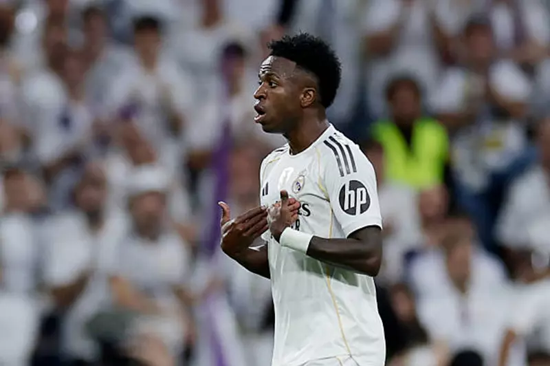 تقارير: فينيسيوس يفكر في الرحيل عن ريال مدريد